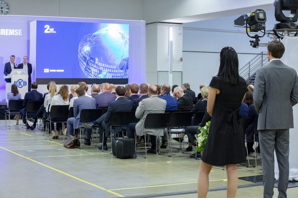Referenz Knorr-Bremse Digital Days: Vortrag vor Publikum mit großer Leinwand und Kamera