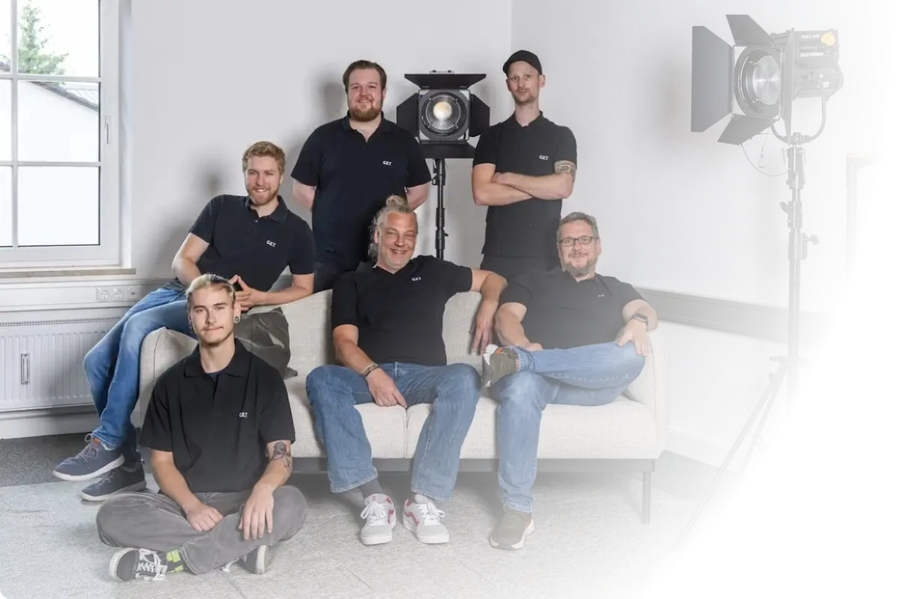 Das Technikerteam von G.E.T. Green Event Technology in schwarzer Arbeitskleidung