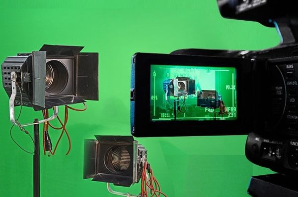 Streaming-Produktion für hybride Events: Kamera und Scheinwerfer vor einem Greenscreen